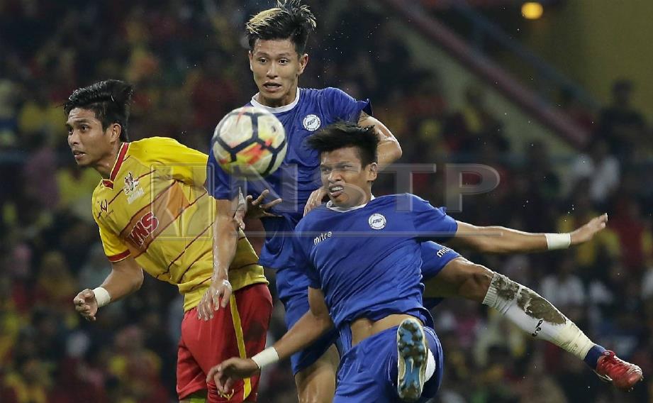 RAZMAN (kiri) antara pemain berpengalaman bakal meninggalkan skuad Selangor bagi menghadapi Liga M, musim depan. FOTO Arkib NSTP. 