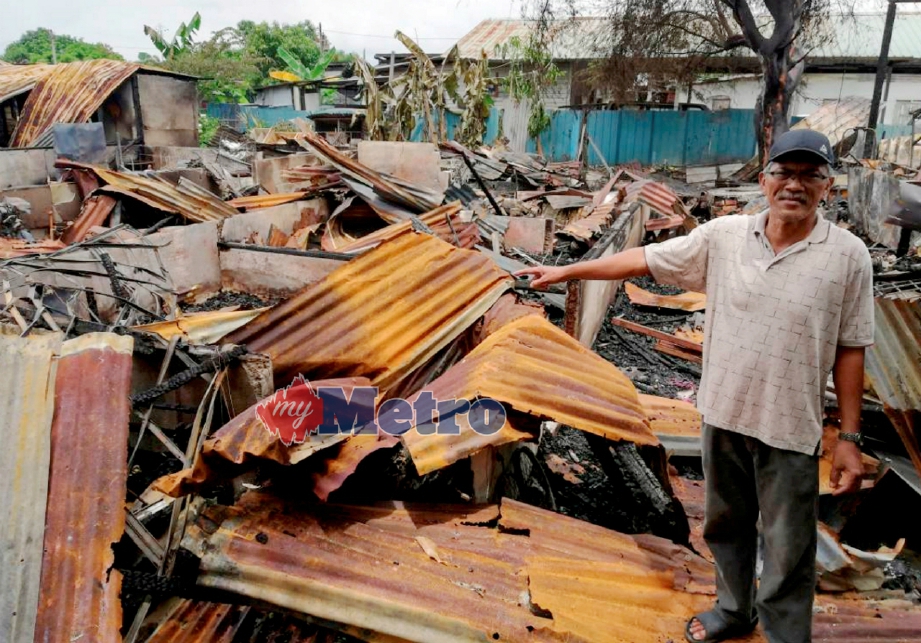 ILIAS menunjukkan rumah sewa miliknya yang musnah dalam kebakaran di Jalan Kapar, Klang, malam tadi. FOTO Faliq Lajim 