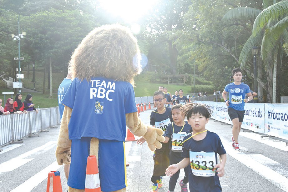 LEO the Lion memberi semangat kepada peserta larian.