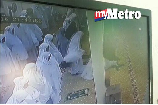 Rakaman CCTV yang tersebar memaparkan wanita rebah ketika solat sunat Tarawih. FOTO ihsan pembaca
