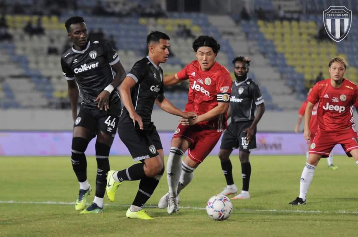 AKSI pemain Terengganu FC (jersi hitam) ketika menentang kelab Singapura, Balestier Khalsa FC pada aksi persahabatan antarabangsa di Stadium Sultan Mizan Zainal Abidin di Gong Badak malam tadi. FOTO TFC
