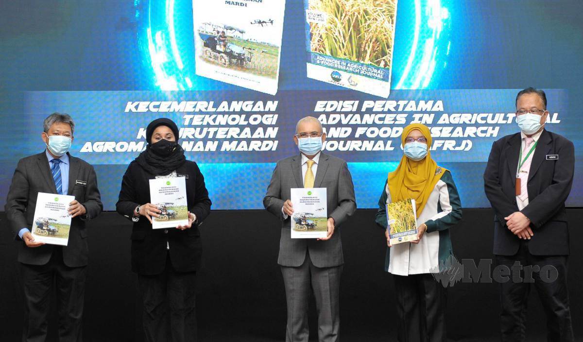 DR Ronald Kiandee (tengah) bersama Ketua Setiausaha Kementerian Pertanian dan Industri Makanan, Datuk Haslina Abdul Hamid (dua dari kiri), Ketua Pengarah MARDI, Datuk Dr. Mohamad Roff Mohd Noor (kiri), Presiden Persatuan Jurutera Pertanian dan Makanan Malaysia (MSAE), Prof. Dr. Rosnah Shamsudin (dua dari kanan) dan Pengerusi Jawatankuasa NAFEC 2021, Dr. Azman Hamzah melancarkan dua buku terbitan MARDI, Teknologi Kejuruteraan Agromakanan MARDI dan Persatuan Jurutera Pertanian dan Makanan Malaysia (MSAE), Advances In Agricultural & Food Research Journal pada Konvensyen Kejuruteraan Makanan dan Pertanian Kebangsaan 2021 (NAFEC 2021) di Institut Penyelidikan dan Pembangunan Pertanian Malaysia (MARDI) Serdang. FOTO Aizuddin Saad