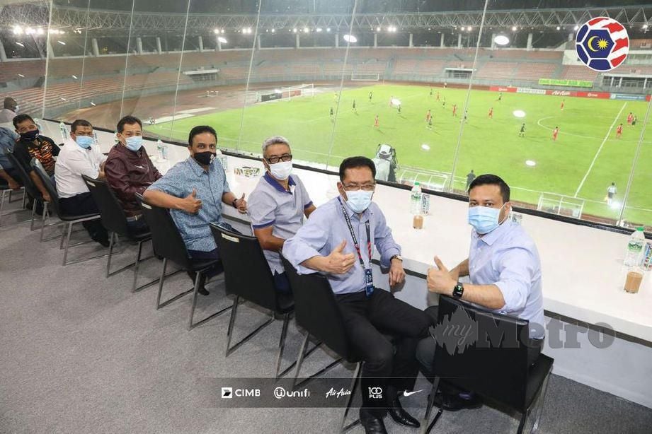 Reezal Merican (empat dari kanan) ketika menyaksikan perlawanan Liga Super antara Kedah dan Sabah di Stadium Bolasepak Kuala Lumpur, semalam. Hadir sama Presiden FAM, Datuk Hamidin Mohd Amin dan beberapa EXCO FAM lain.