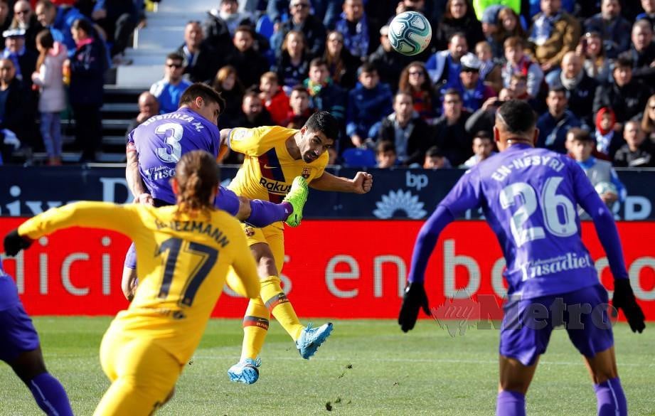 SUAREZ (tengah) menanduk masuk gol penyamaan Barcelona di Stadium Butarque. — FOTO EPA