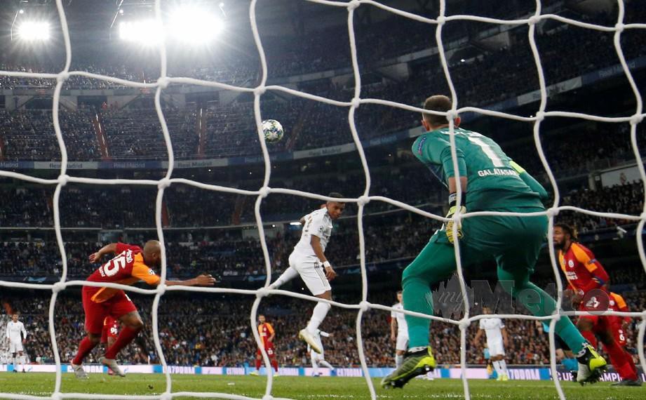 RODRYGO (tengah) menanduk masuk gol kedua Real di Bernabeu. — FOTO Reuters