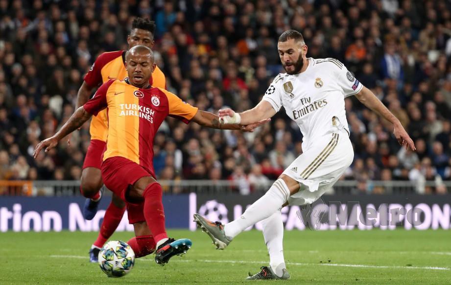 BENZEMA (kanan) menyumbang dua gol ketika menentang Galatasaray. — FOTO Reuters