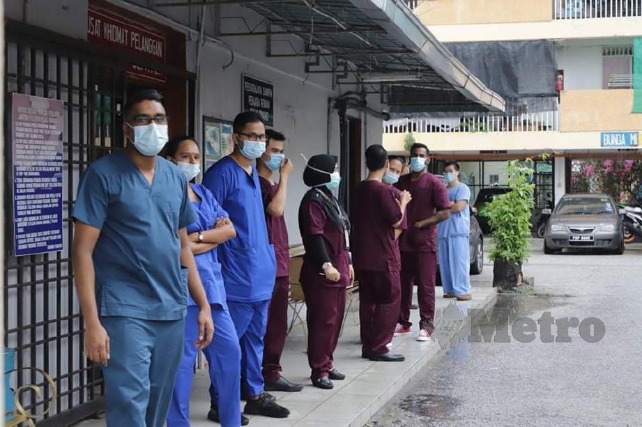 Petugas KKM ketika tiba di perkarangan Penjara Reman Pulau Pinang, dipercayai bagi melakukan ujian saringan Covid-19 kepada tahanan dan kakitangan Penjara Reman Pulau Pinang. FOTO ZUHAINY ZULKIFFLI