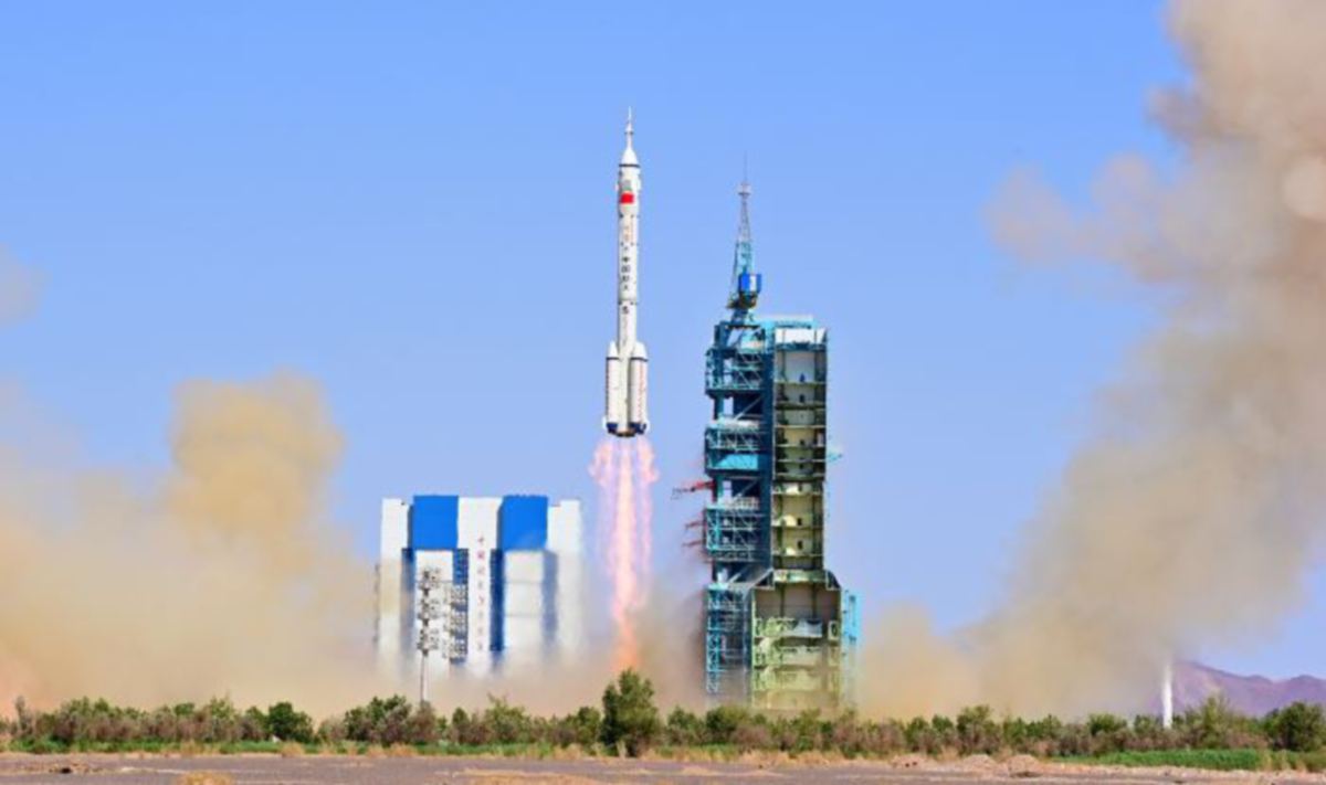 KAPAL angkasa eksperimen boleh guna semula menggunakan roket pengangkut Long March-2F dilancarkan, Jumaat lalu. FOTO VCG
