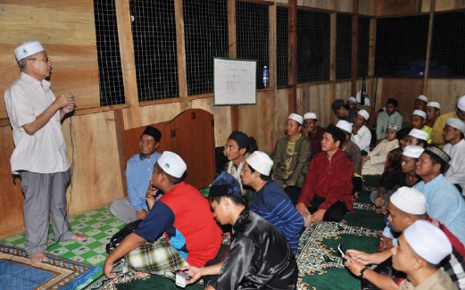 ABDUL Hanif menyampaikan ucapan dan beramah mesra bersama penduduk Kampung Pagar-Pagar di Musolla As-Syahadah.
