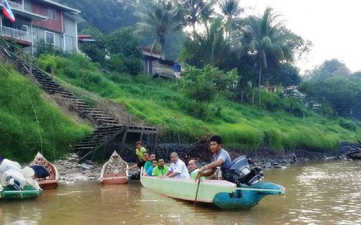 PENDAKWAH menggunakan bot menuju ke Kampung Silungai.