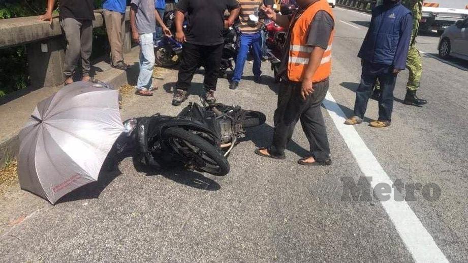 SEORANG maut manakala seorang lagi patah kaki apabila motosikal ditunggangi mereka dilanggar Perodua Myvi yang dipandu secara lawan arus di susur masuk ke Jambatan Pulau Pinang. FOTO ihsan pembaca