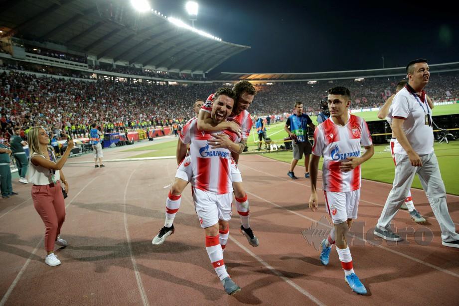 PEMAIN Red Star, Tomane (dua kiri), Jose Canas (tengah) dan Mateo Garcia (dua kanan) meraikan kejayaan layak ke peringkat kumpulan Liga Juara-Juara. — FOTO EPA
