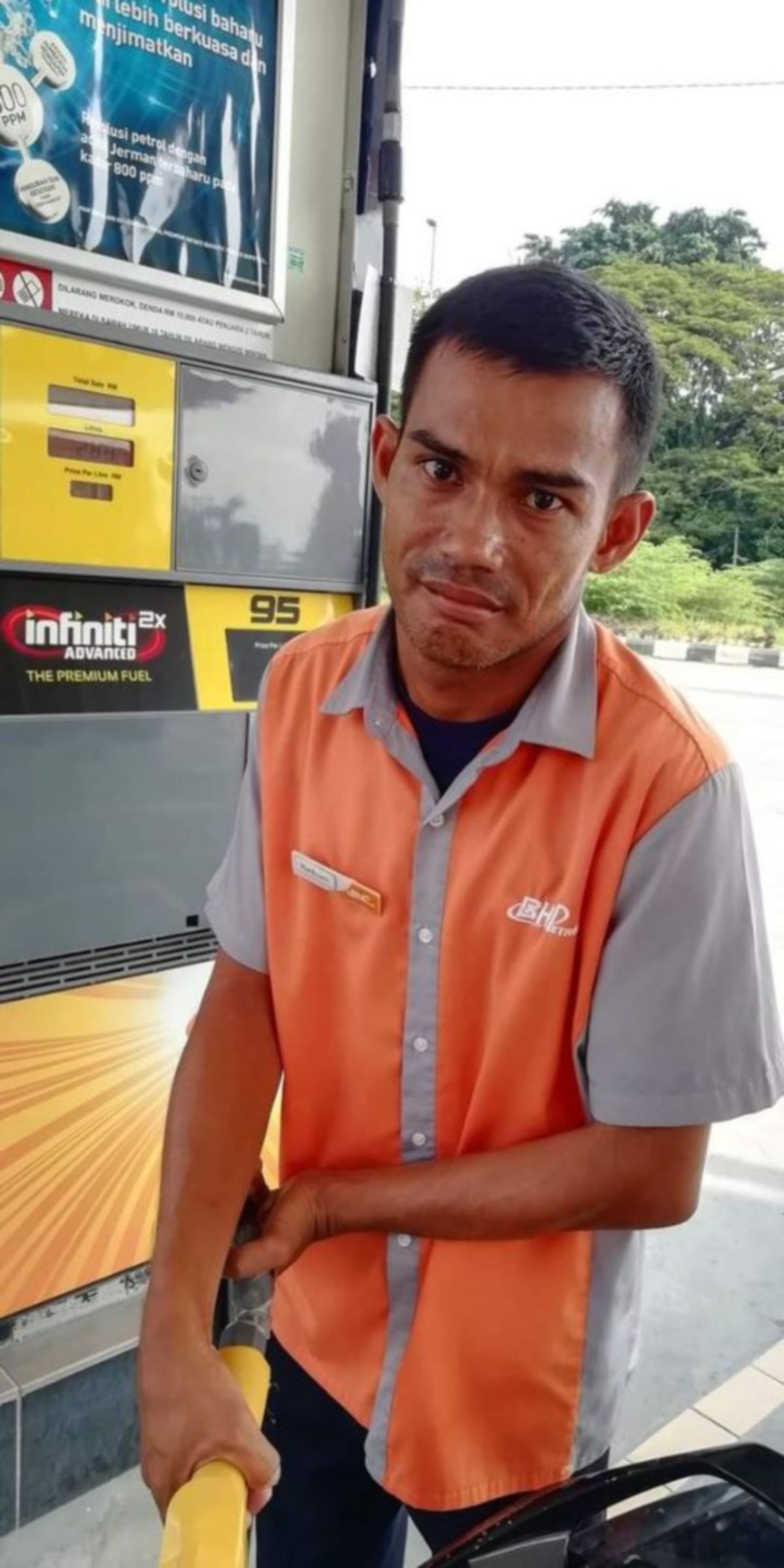 Raduan kini bekerja di stesen minyak dengan Kuala Selangor.