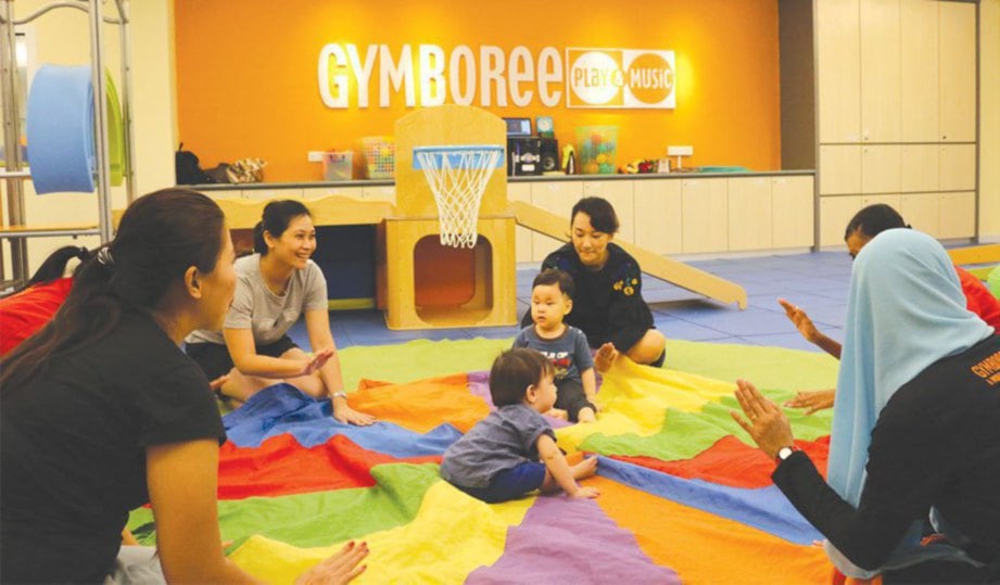 IBU bersama anak masing-masing menyertai kelas Gymboree yang dikendalikan jurulatih profesional.