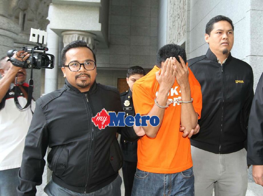 Pegawai SPRM membawa bekas pembantu kerani untuk permohonan reman bagi membantu siasatan kes meminta dan menerima rasuah di Mahkamah Majistret Putrajaya. FOTO Ahmad Irham Mohd Noor