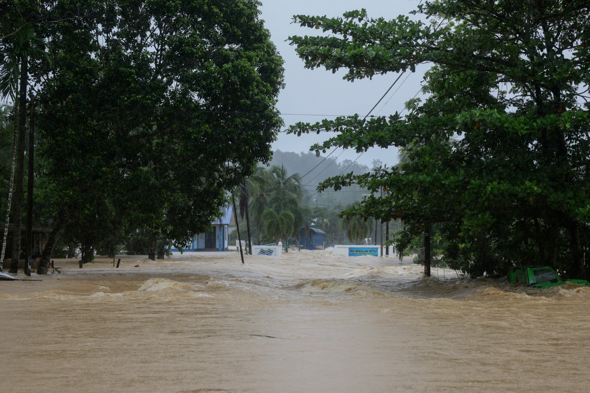 KEADAAN banjir di rumah pam Ibu Bekalan Setiu di Kampung Buruk hari ini. FOTO Bernama 