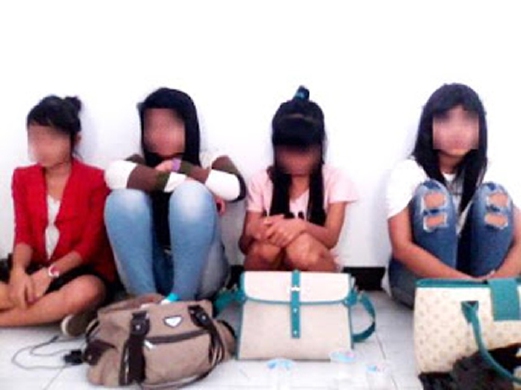 Empat remaja perempuan dan dua lelaki ditahan polis Purwakarta kerana menyertai pesta minum arak di daerah itu, tahun lalu. - Foto radar-karawang.com