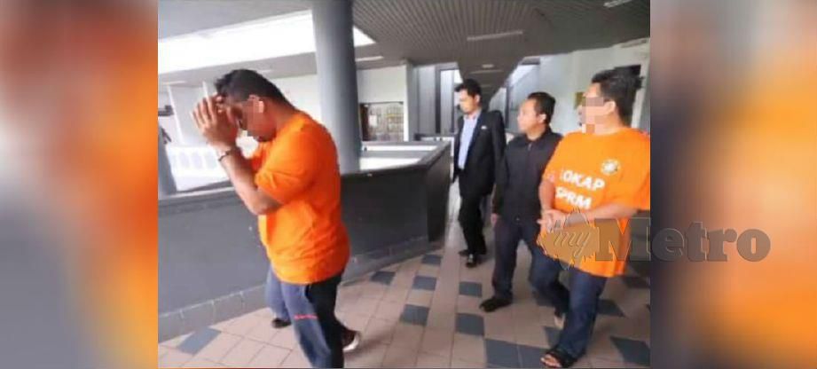 PENSYARAH dan kontraktor dibawa ke Kompleks Mahkamah Melaka untuk proses permohonan reman tadi. Foto Rasul Azli Samad