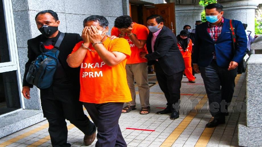 PEGAWAI SPRM membawa tiga sekeluarga ke Mahkamah Majistret Putrajaya bagi mendapatkan perintah reman. FOTO LUQMAN HAKIM ZUBIR