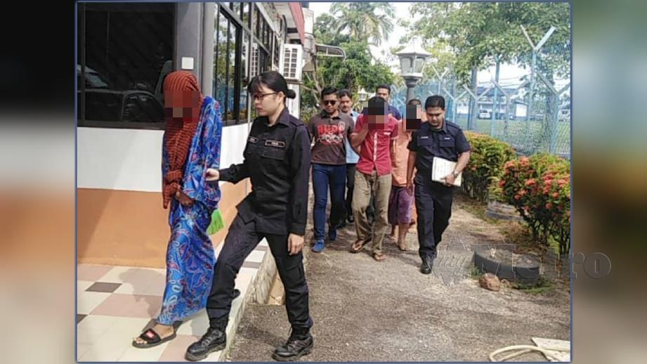 Suami isteri dibawa keluar dari Mahkamah Majistret Yan selepas mendapat perintah reman. FOTO Zuliaty Zulkiffli