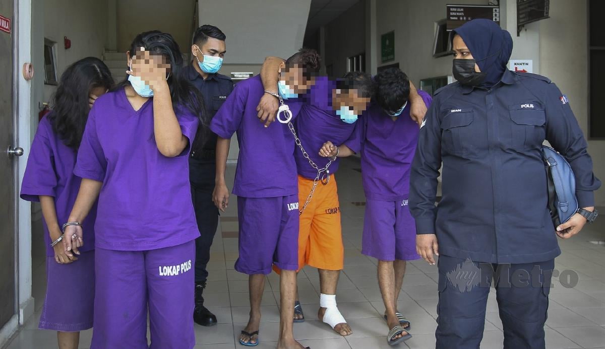 ANGGOTA polis membawa lima suspek kes ragut di Port Dickson ke Mahkamah Seremban untuk permohonan reman, hari ini. FOTO AZRUL EDHAM MOHD AMINUDDIN