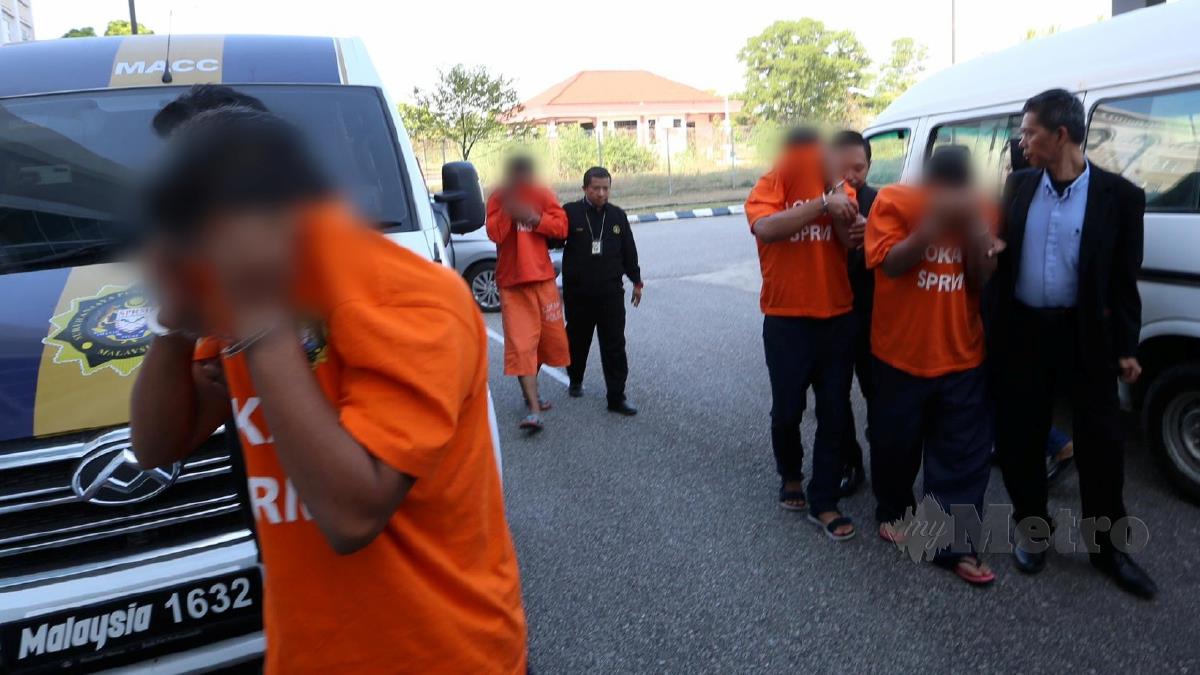 EMPAT pegawai kanan termasuk seorang pengurus besar sebuah agensi kerajaan dibawa ke Mahkamah Kota Bharu, hari ini. FOTO Nik Abdullah Nik Omar
