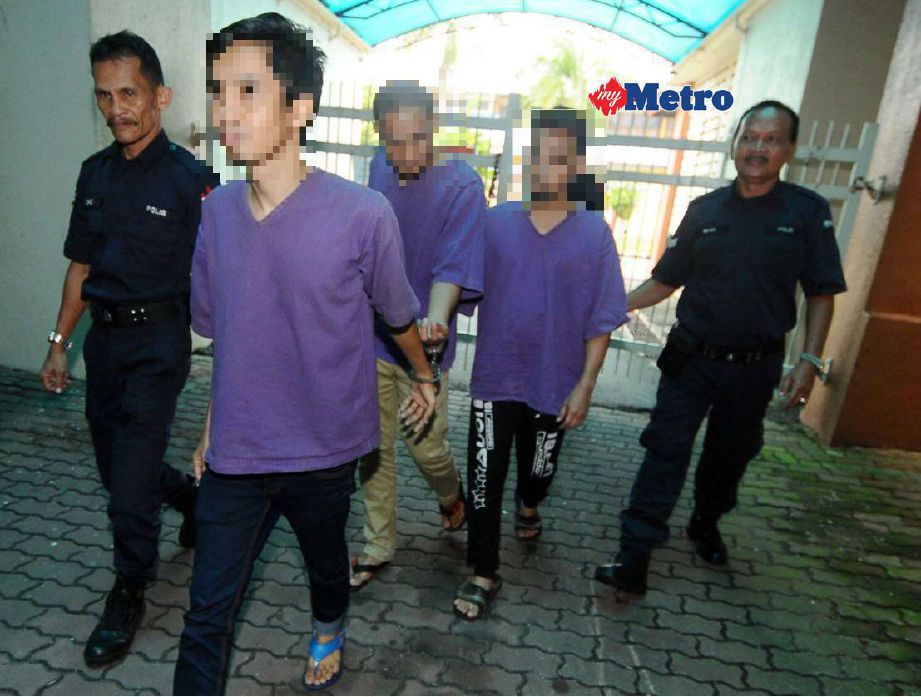 SUSPEK dibawa ke Kompleks Mahkamah Tinggi, Sesyen dan Majistret Kuala Terengganu untuk mendapatkan perintah reman bagi membantu kes penipuan umrah. FOTO Pix Syafiq Ambak 
