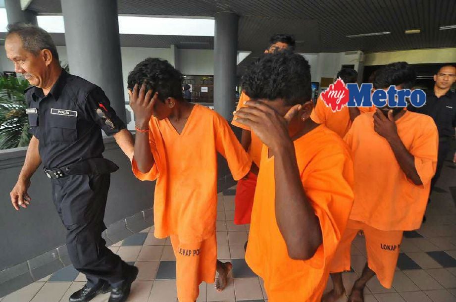 Suspek diiringi polis selepas dilanjutkan tempoh tahanan reman tujuh hari di Mahkamah Majistret Melaka. FOTO Muhammad Hatim Ab Manan 