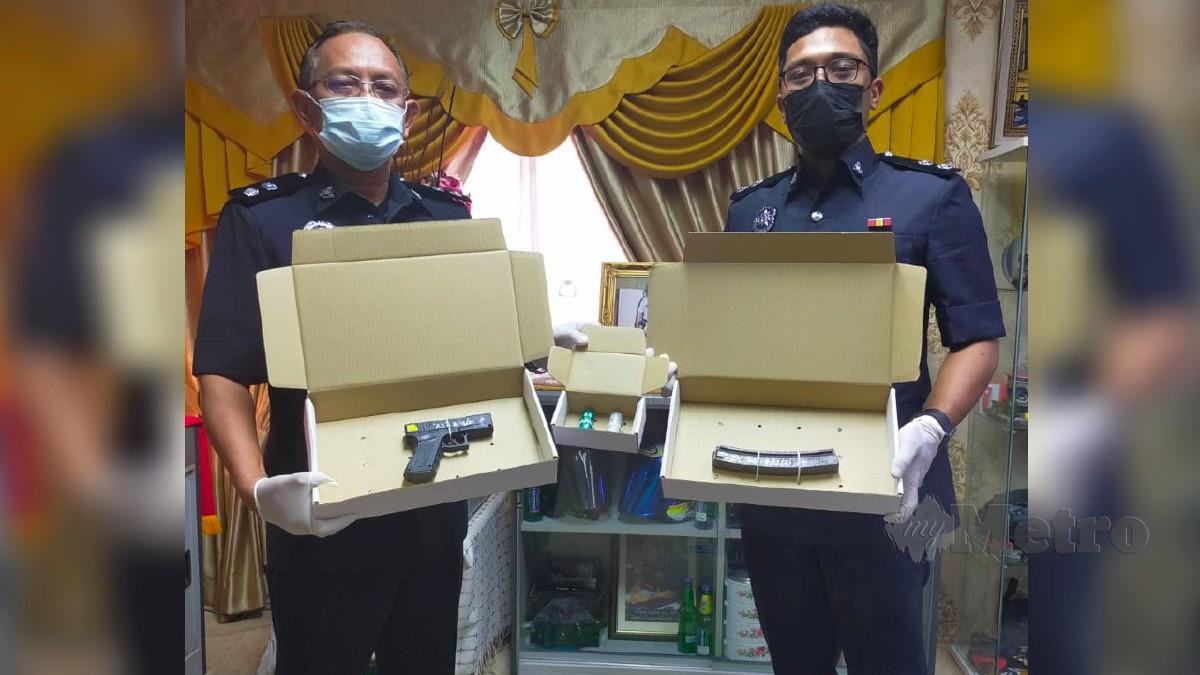 ARSHAD (kiri) dan Inspektor Nadzir Abdul Rahman mempamerkan barang kes yang dirampas daripada suspek di IPD Alor Gajah. FOTO Hassan Omar