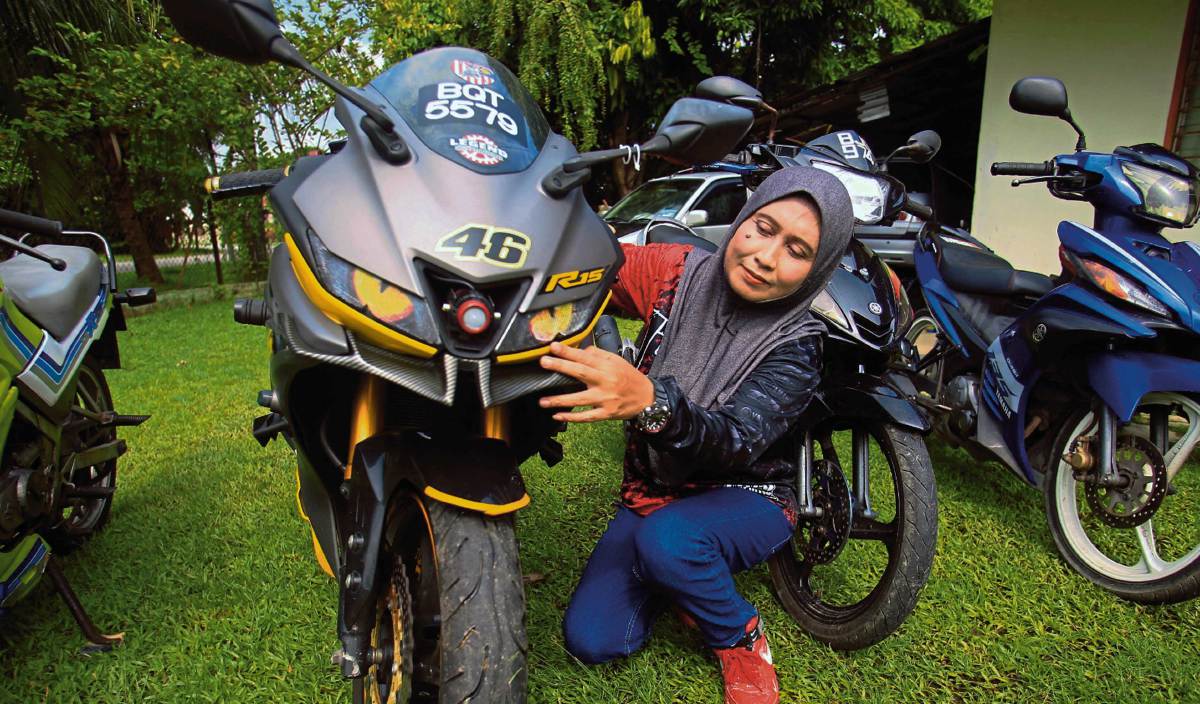 SAYANG Shazwani bersama koleksi motosikalnya. FOTO Genes Gulitah