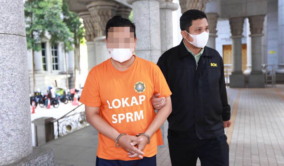 SPRM tahan reman seorang pengarah syarikat disyaki terlibat dengan tuntutan palsu di Sabah berjumlah hampir RM1 juta di Mahkamah Majistret Putrajaya .FOTO Ihsan SPRM