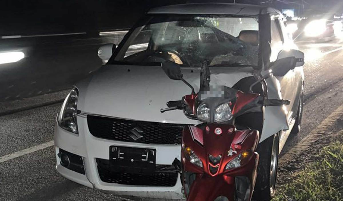 KEADAAN motosikal Yamaha Lagenda dan kereta Suzuki Swift yang terbabit kemalangan berhadapan sebuah stesen minyak di Kilometer 36 Jalan Klang-Teluk Intan, Tebuk Pulai. FOTO Tular