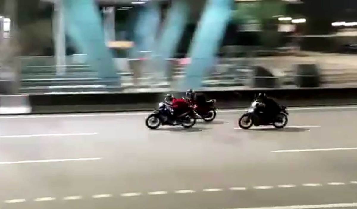 PENUNGGANG motosikal menunjukkan aksi berbahaya dalam Operasi Samseng Jalanan di Lebuhraya AKLEH dan Lebuhraya DUKE. FOTO Ihsan Polis Trafik Kuala Lumpur
