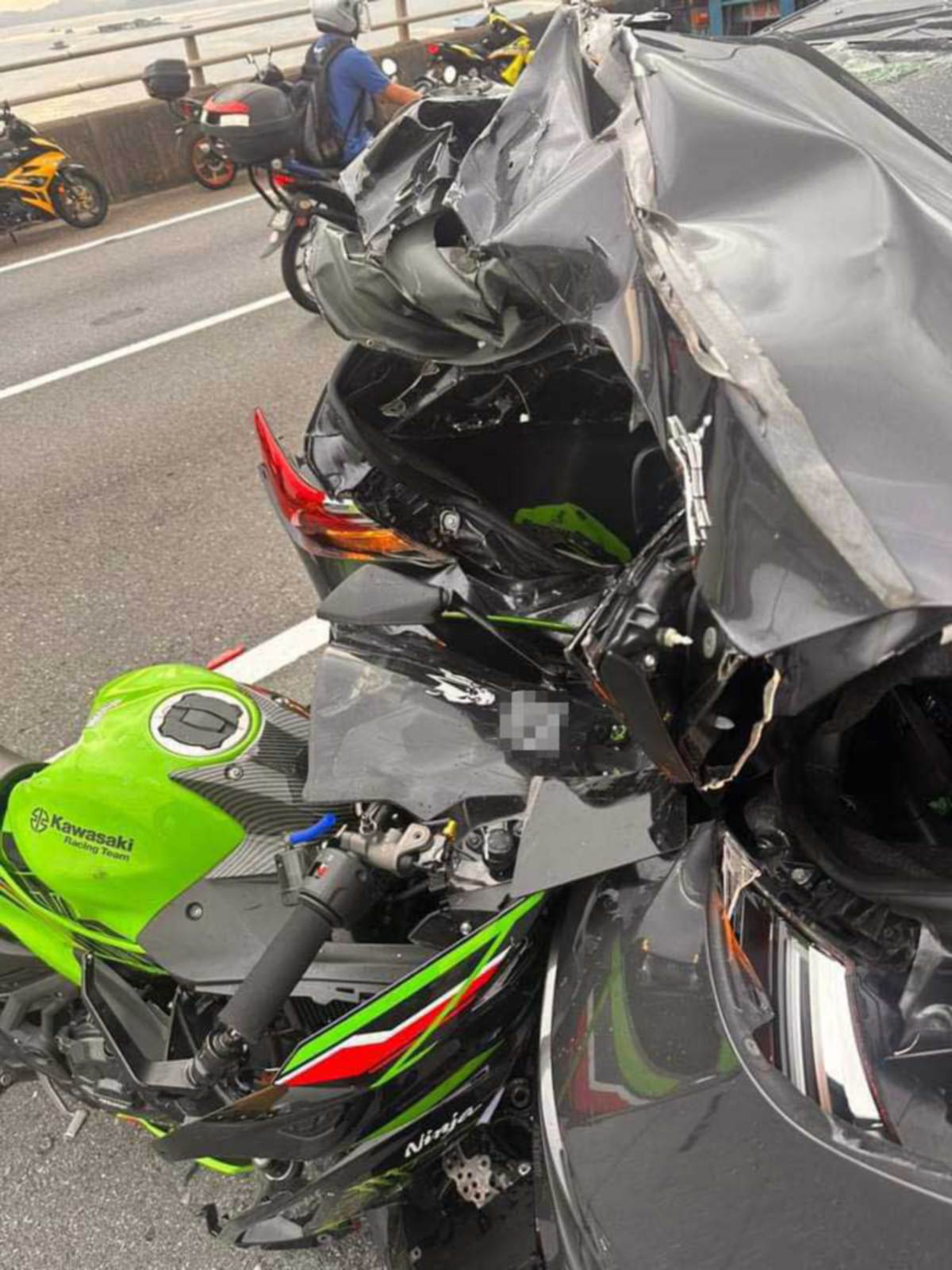 SEORANG penunggang motosikal berkuasa tinggi maut dalam kemalangan tiga kenderaan di Link Kedua. FOTO Tular