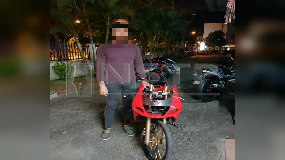 Lelaki ditahan selepas menunggang motosikal secara berbahaya dan melanggar lampu isyarat di Padang Matsirat. FOTO Ihsan PDRM