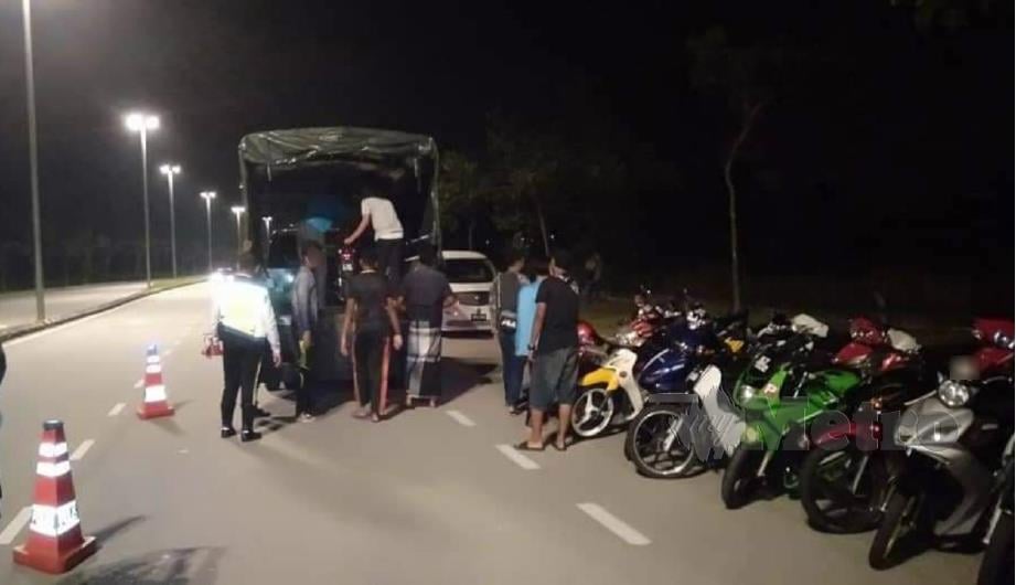 Ops Khas Polis Gombak di Bandar Tasik Puteri, Rawang, menahan 40 remaja yang berlumba. FOTO ihsan polis.
