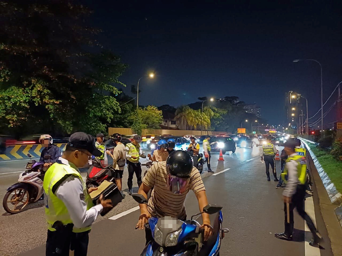  731 saman trafik dikeluarkan menerusi Ops Motosikal dan Ops Samseng Jalanan di sekitar Kuala Lumpur semalam.  FOTO Ihsan JSPT KL