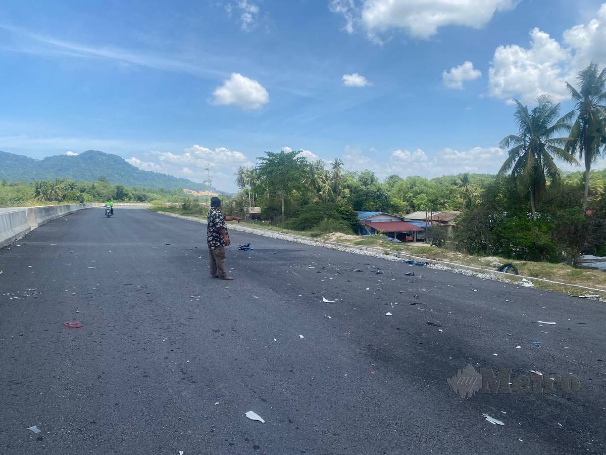 Seorang penduduk menunjukkan lokasi kemalangan yang meragut nyawa remaja di lebuh raya yang masih dalam pembinaan sekaligus menjadi litar lumba haram. FOTO Hazira Ahmad Zaidi