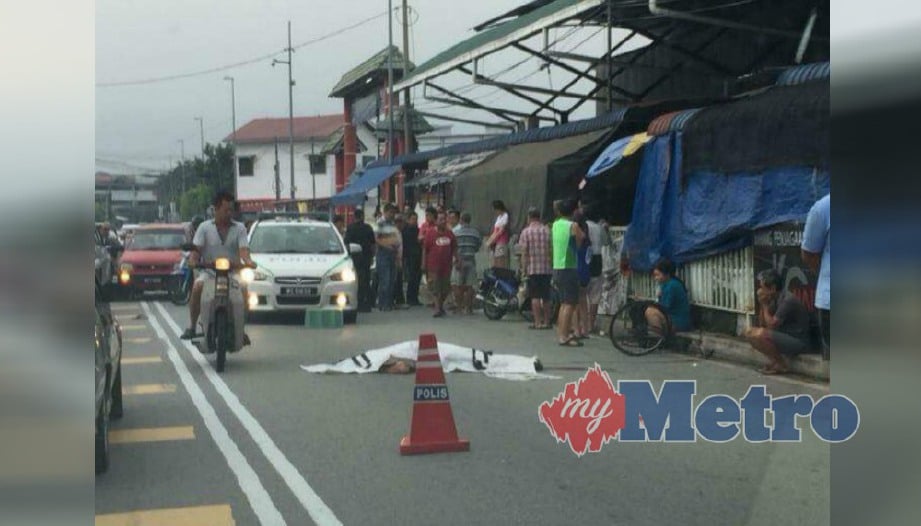 MAYAT warga emas yang maut dilanggar kereta di hadapan Bazar Rakyat, Kampung Baru Seri Kembangan, Serdang, hari ini. FOTO Ihsan Pembaca