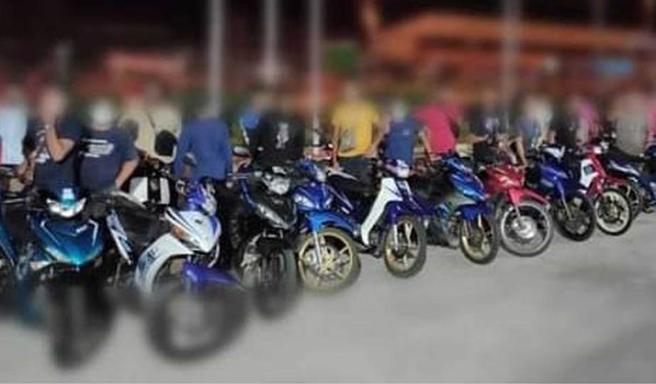 50 individu berusia 15 hingga 30 tahun diperiksa dalam Operasi Motosikal di Dataran Dewan Datuk Hormat. FOTO Ihsan PDRM