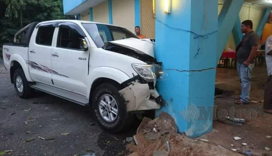 KEADAAN Toyota Hilux yang merempuh tiang kedai makan di kaki Gunung Jerai, semalam sehingga menyebabkan tiga mangsa cedera. FOTO ihsan pembaca. 