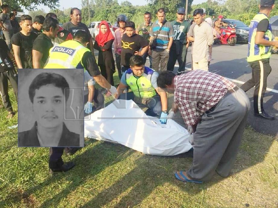 ANGGOTA polis mengangkat jenazah Mohd Rusmin Ibrahim, 36, yang maut dalam kemalangan di Kilometer 68.5, Jalan Kuala Terengganu-Kuantan dekat Kampung Batu Tiong, hari ini. FOTO Rosli Ilham