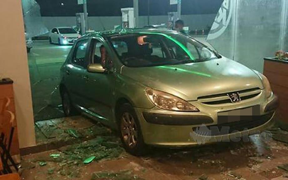 SEORANG lelaki berdepan detik cemas ketika mahu memarkir keretanya, apabila tertekan pedal minyak sebelum kenderaan dinaikinya merempuh sebuah restoran makanan segera, di Taman Tasek, malam tadi. FOTO IHSAN PDRM
