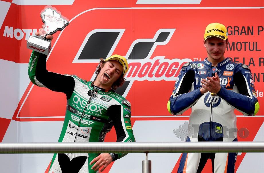 GARDNER (kiri) meraikan kejayaan bersama pemenang Lorenzo Baldassarri dari Itali di podium. — FOTO AFP