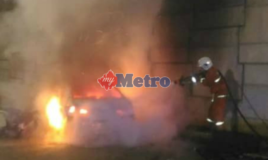 BOMBA memadamkan kebakaran kereta berkenaan. FOTO Ihsan Bomba 