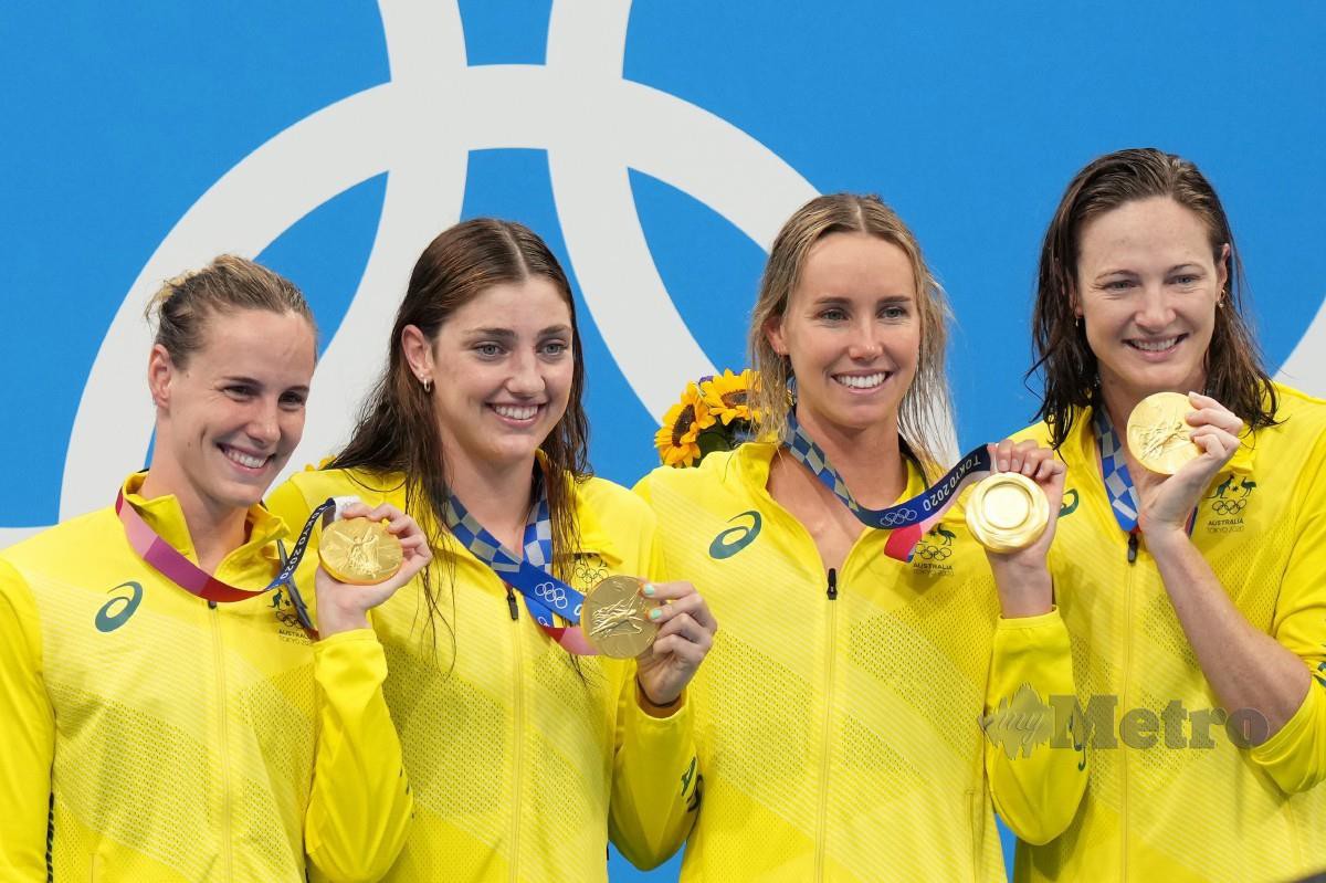 BRONTE Campbell  (kiri), Meg Harris, Emma McKeon dan Cate Campbell menunjukkan pingat emas mereka. FOTO EPA