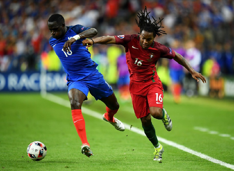 SANCHES (kanan) bersaing dengan pemain Perancis, Moussa Sissoko pada final Euro 2016. — FOTO Agensi