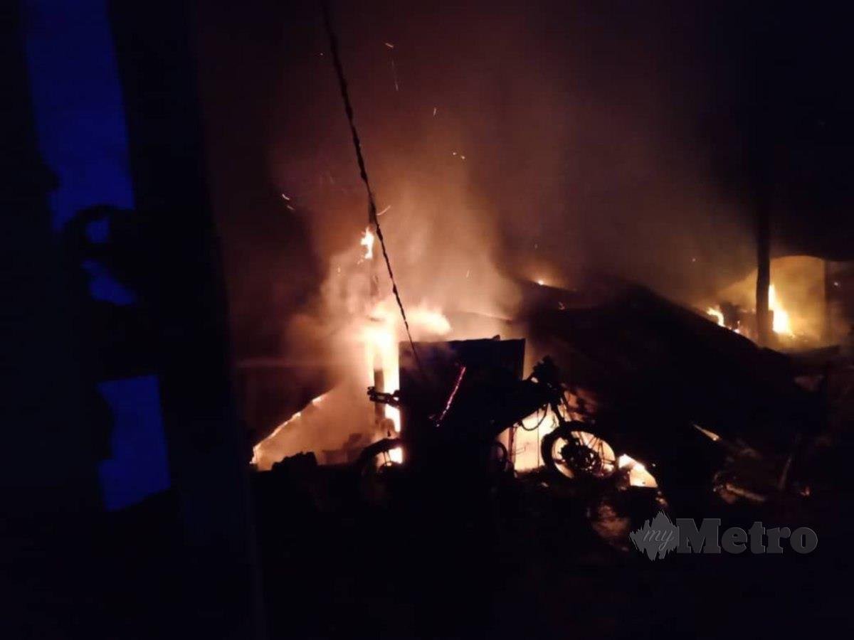 KEBAKARAN yang berlaku di Kampung Suang Punggur malam tadi. FOTO ihsan bomba