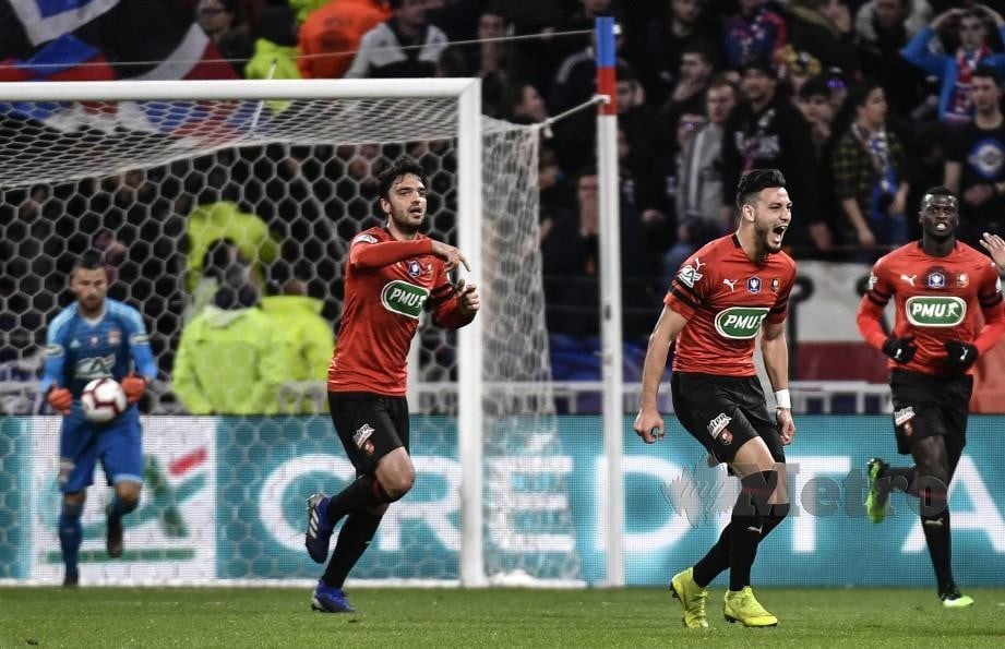 BENSEBAINI (dua kanan) meraikan jaringan kemenangan pada separuh akhir Piala Perancis di Stadium Groupama, Lyon, awal pagi tadi. — FOTO AFP