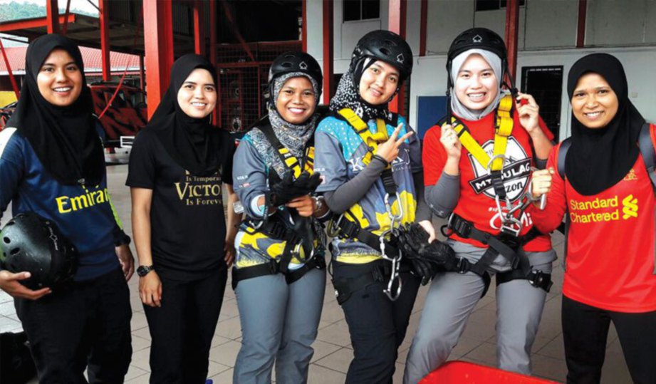 SEBAHAGIAN peserta wanita bersiap sedia untuk memulakan aktiviti kecergasan kebombaan.